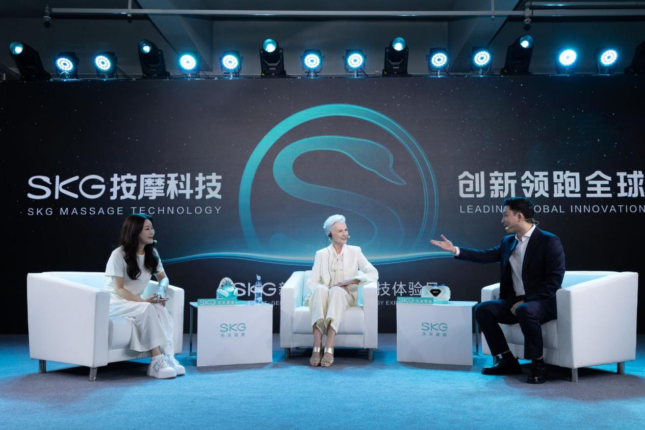 马斯克妈妈到访SKG制造基地，点赞新一代按摩科技