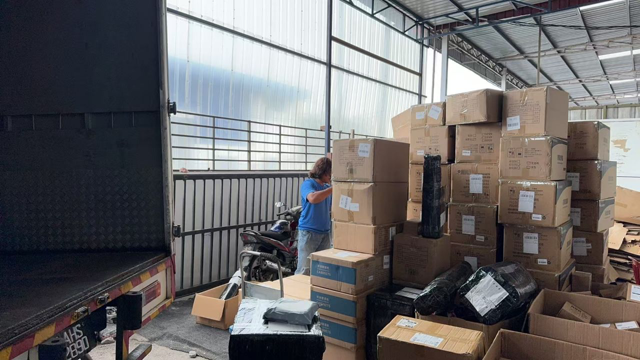 新商加入Lazada半年就爆单，一晚上订单晒出来比字典还厚