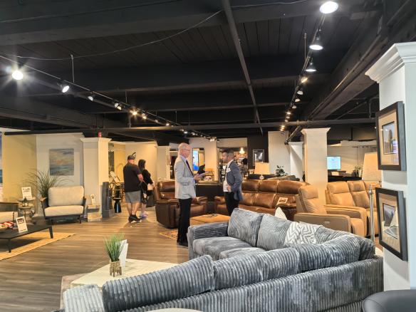 重磅 | 大健云仓携28家平台seller亮相美国高点家具展，直通北美线下大市场