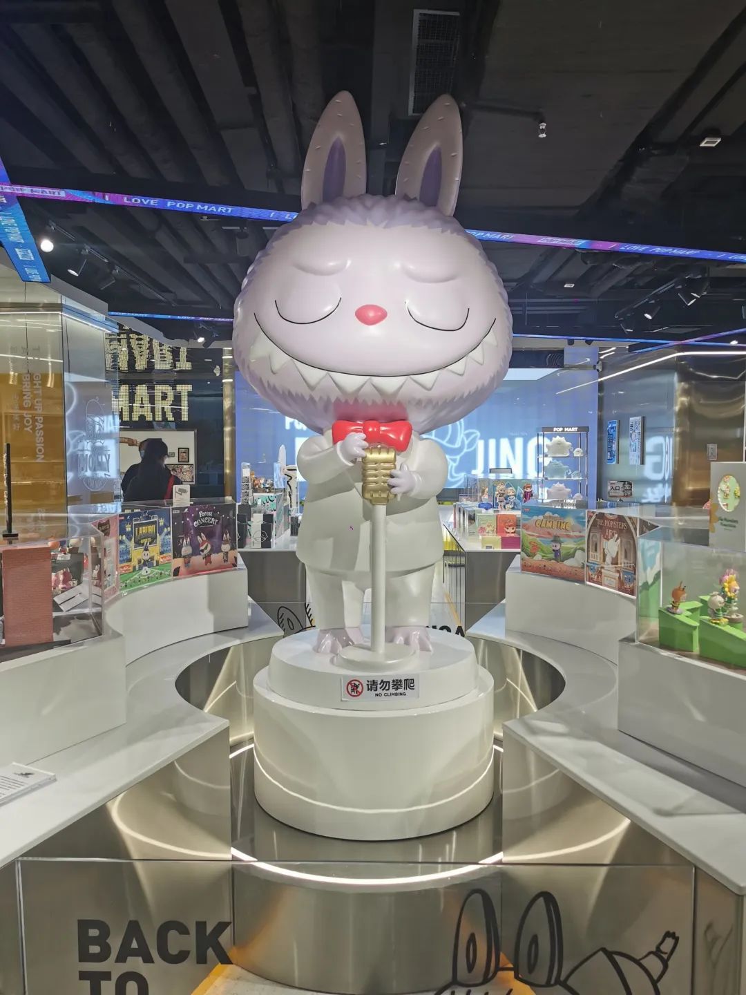 盲盒装不下1800亿的泡泡玛特