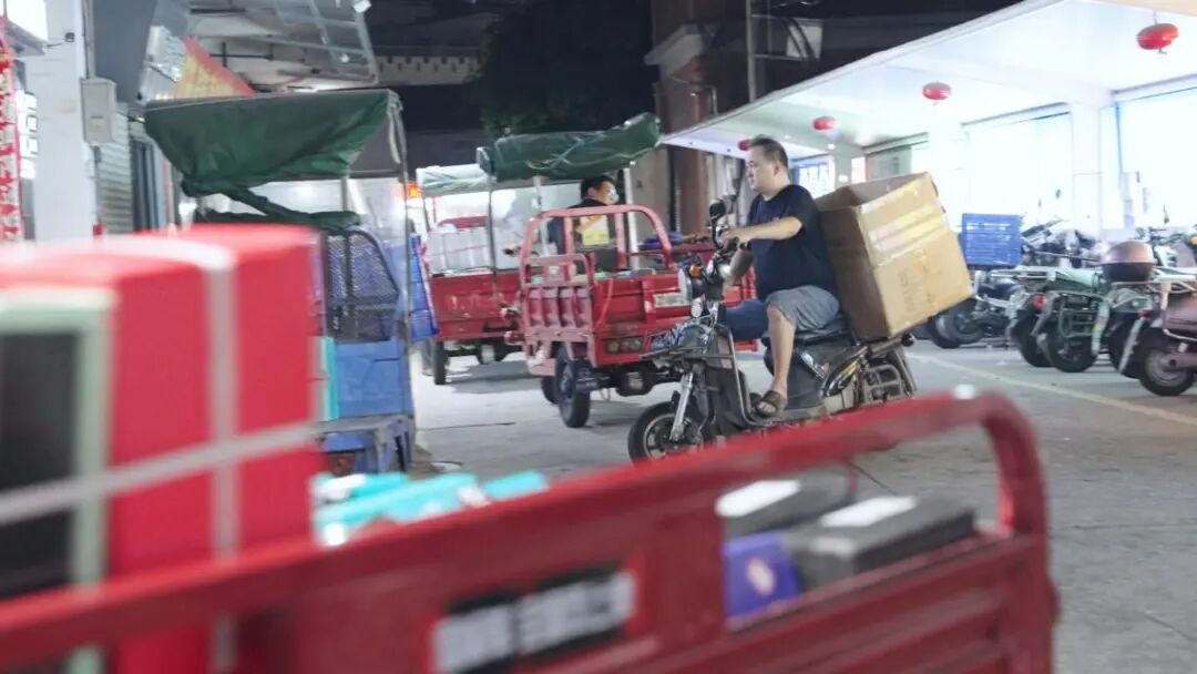 晋江28岁小伙靠AI卖“丑拖鞋”身价千万