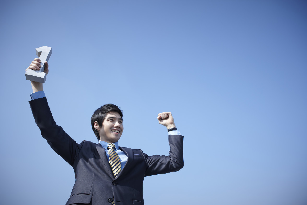 31岁的他曾在公司睡了一年半，最终打开了百亿美元的市场