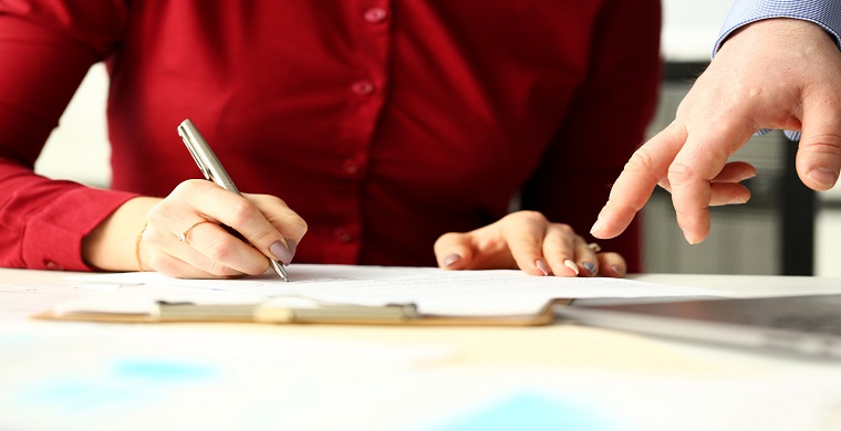 代理记账报税写谁的名字