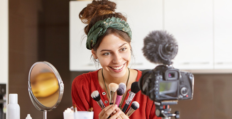 英语老师转行做林氏木业跨境电商主播,喊话董宇辉来阿里国际站挑战跨境直播