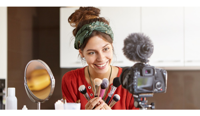 英语老师转行做林氏木业跨境电商主播，喊话董宇辉来阿里国际站挑战跨境直播