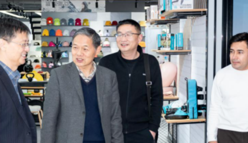 江苏省进出口商会会长笪家祥一行、沈阳市于洪区区长马明良一行参观南通选品中心