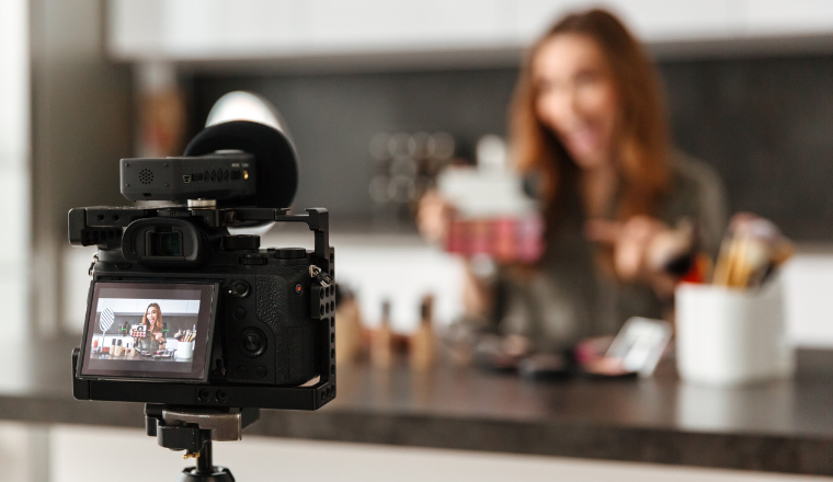 跨境直播火热：海外观看人数增长186%，阿里国际站涌现“工位直播”