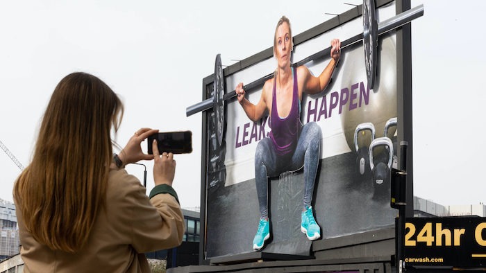 拒绝公共场所“哺乳羞耻”，这家DTC女性科技公司竟然这样反击· · ·