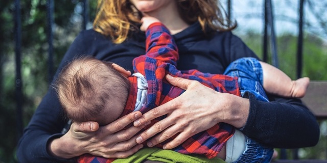 拒绝公共场所“哺乳羞耻”，这家DTC女性科技公司竟然这样反击· · ·