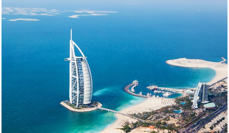 在迪拜，我该选择注册本地公司还是自由贸易区公司？