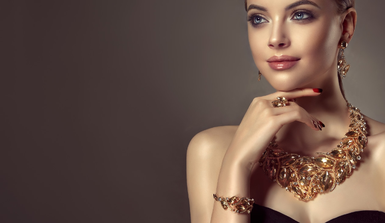 当“中国玄学”附身在珠宝上，出海国外.