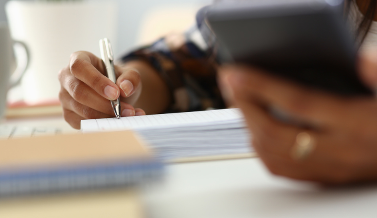 针对不同产品性质、不同跨境电商运营职级的提成如何分配？