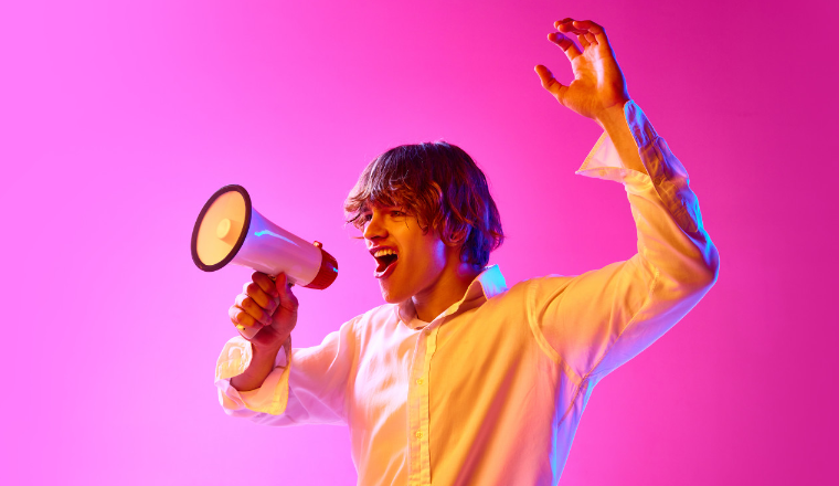 “爬墙”赛车销量激增1000%，国产玩具“硬控”老外在TikTok卖爆！