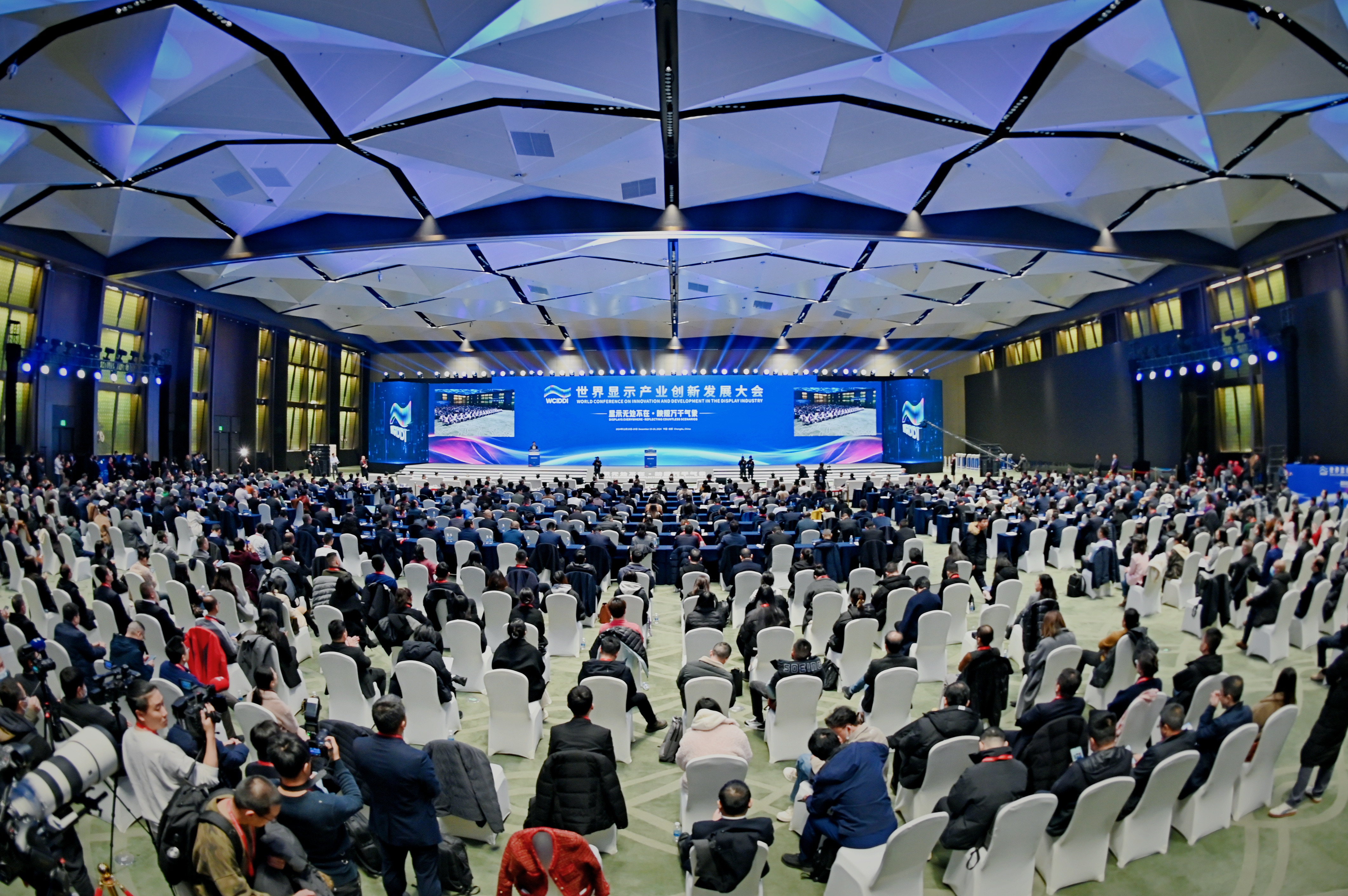 世界显示产业大会：2025显示产业跨境出海新机遇涌现！雨果跨境产业带探厂·川渝站同步启动