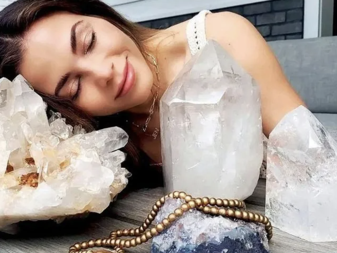 揭秘TikTok美区爆款：10元成本水晶手链如何卖到20美元？