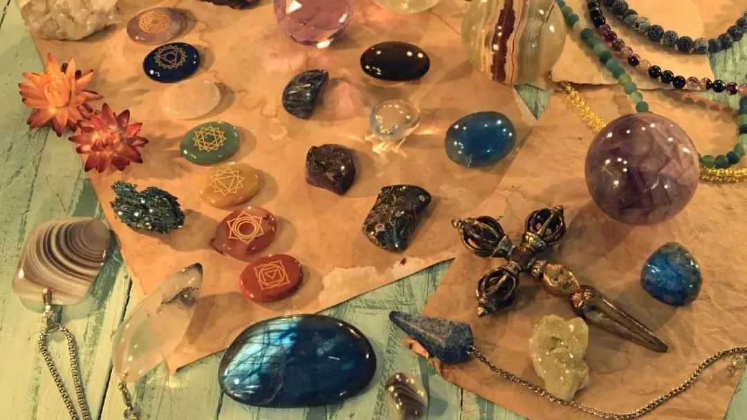 玄学经济大爆发！中国5元水晶靠占星热血洗欧美，日销百万件成新赛道黑马