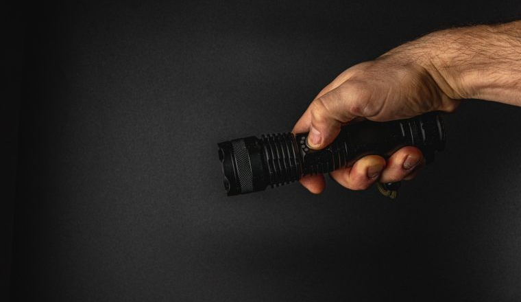 广东小厂卖手电筒，熬了14年，从无人投资到一年12亿