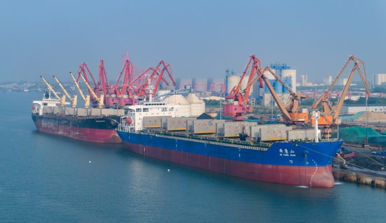 突发！洛杉矶港67个货柜坠海，装满服饰、电子产品等常见商品