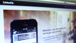 如何利用LinkedIn受众分层,实现从品牌曝光到高转化的精准过渡?