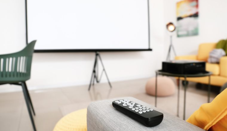 投影仪市场难存活？UST 三重激光款靠短距+高画质破局，还藏着高回报机会