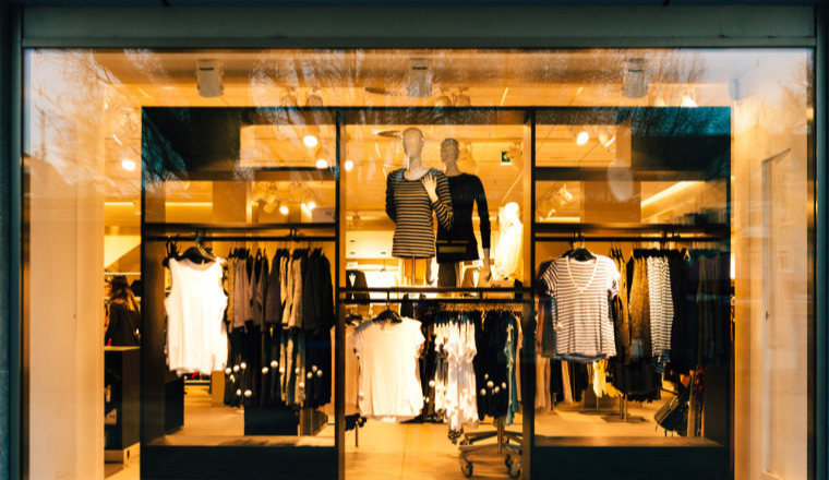虚拟红人崛起,真人网红不退场:服装品牌海外营销双引擎策略