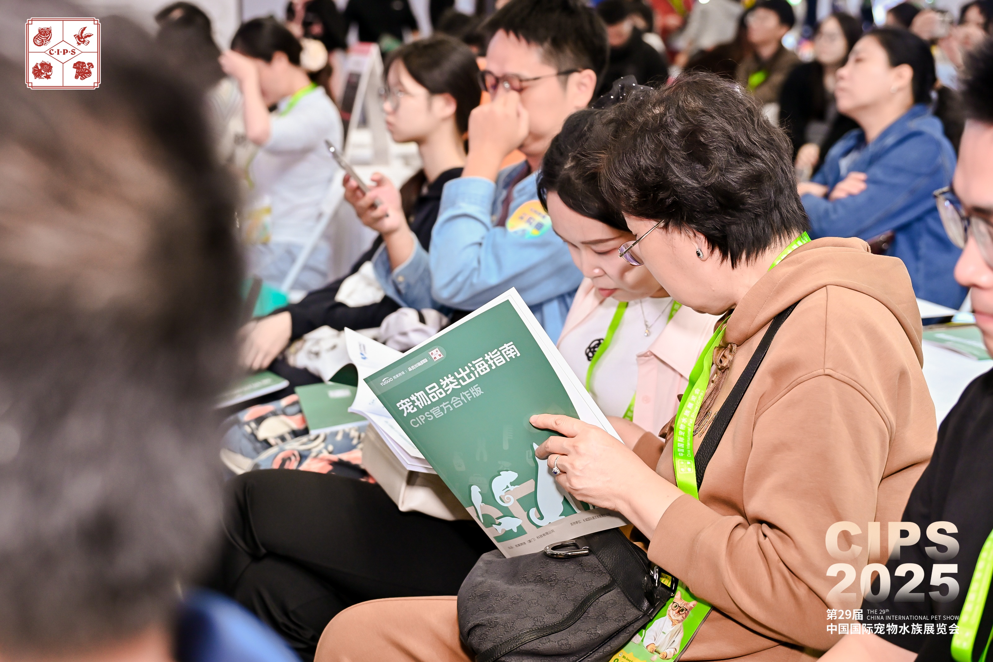 智能项圈占六成,车载座椅破32亿!揭秘宠物经济七大高增长赛道