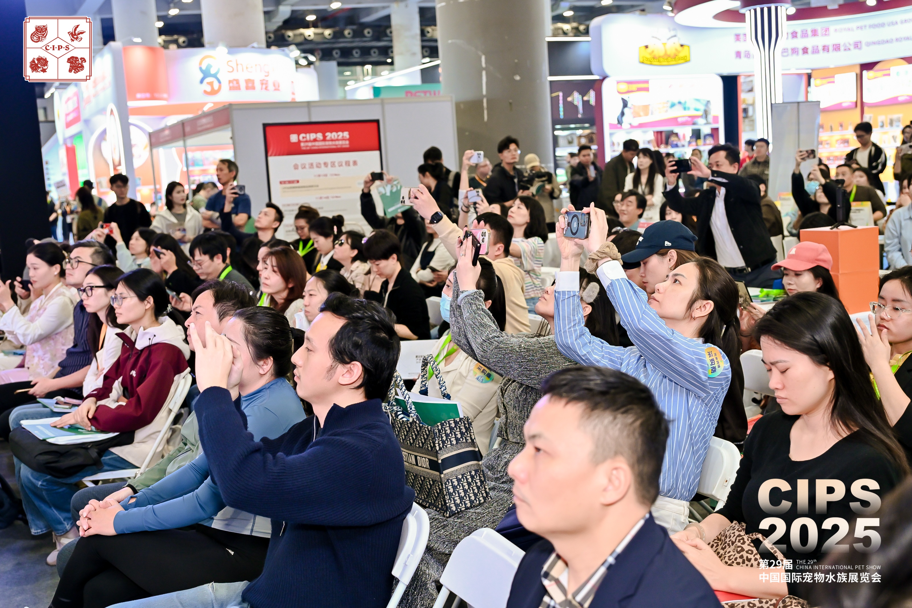 智能项圈占六成,车载座椅破32亿!揭秘宠物经济七大高增长赛道