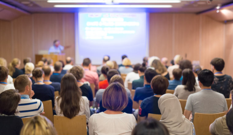 这一次，亚马逊与你一起，变局中，寻找确定性!