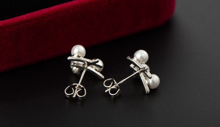 以首饰产品为例，如何利用亚马逊AI创意工作生成爆款素材？