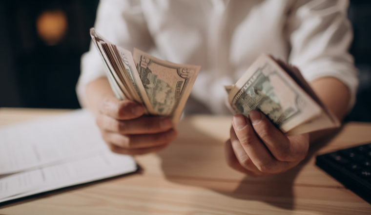 马来西亚客户拖欠陕西公司货款8个月，案件如何了结？