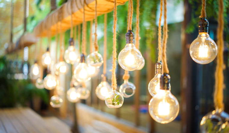 外贸灯具厂起步如何选建站平台？低成本建站攻略