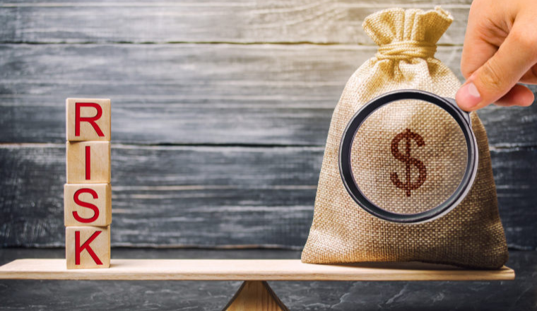 净亏4.17亿减亏12.8%，跨境通业务收缩后仍临退市危局！