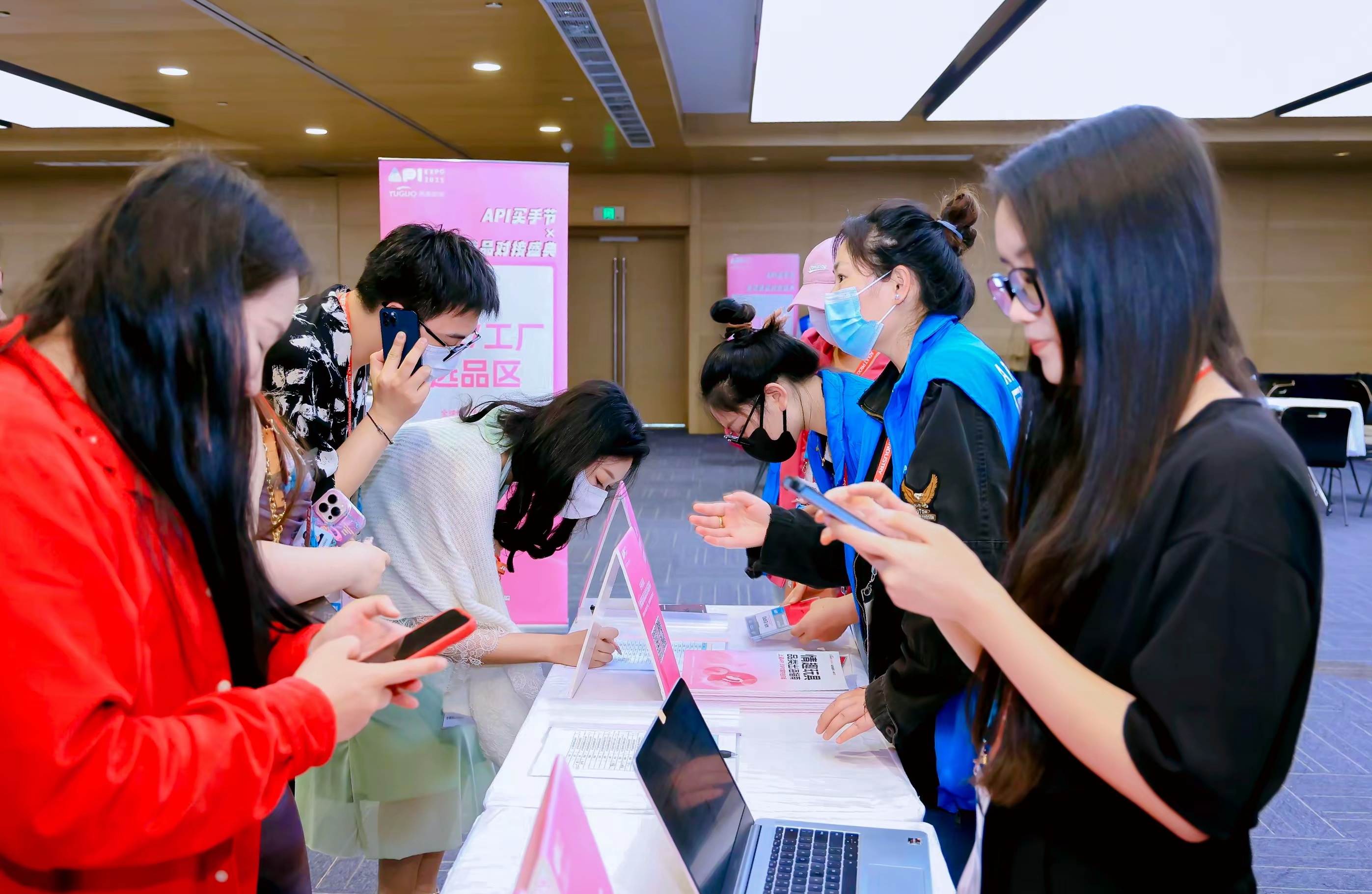 高复购 + 高溢价！这些产品正在吃透“悦己”红利