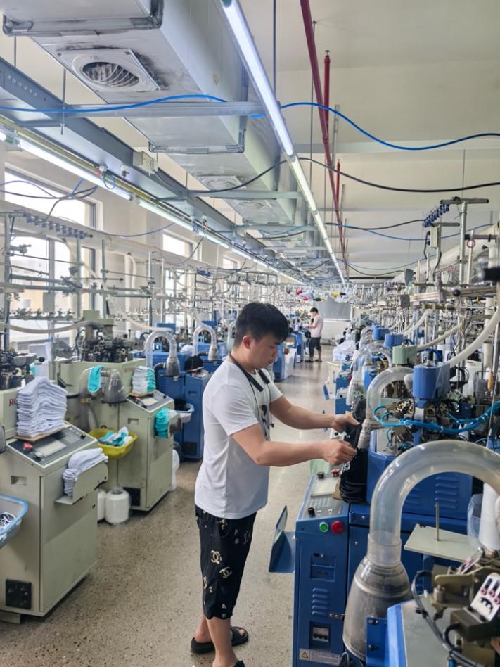 抓住90天出货窗口期！阿里国际站义乌商家：美国买家爽快下单30万双袜子