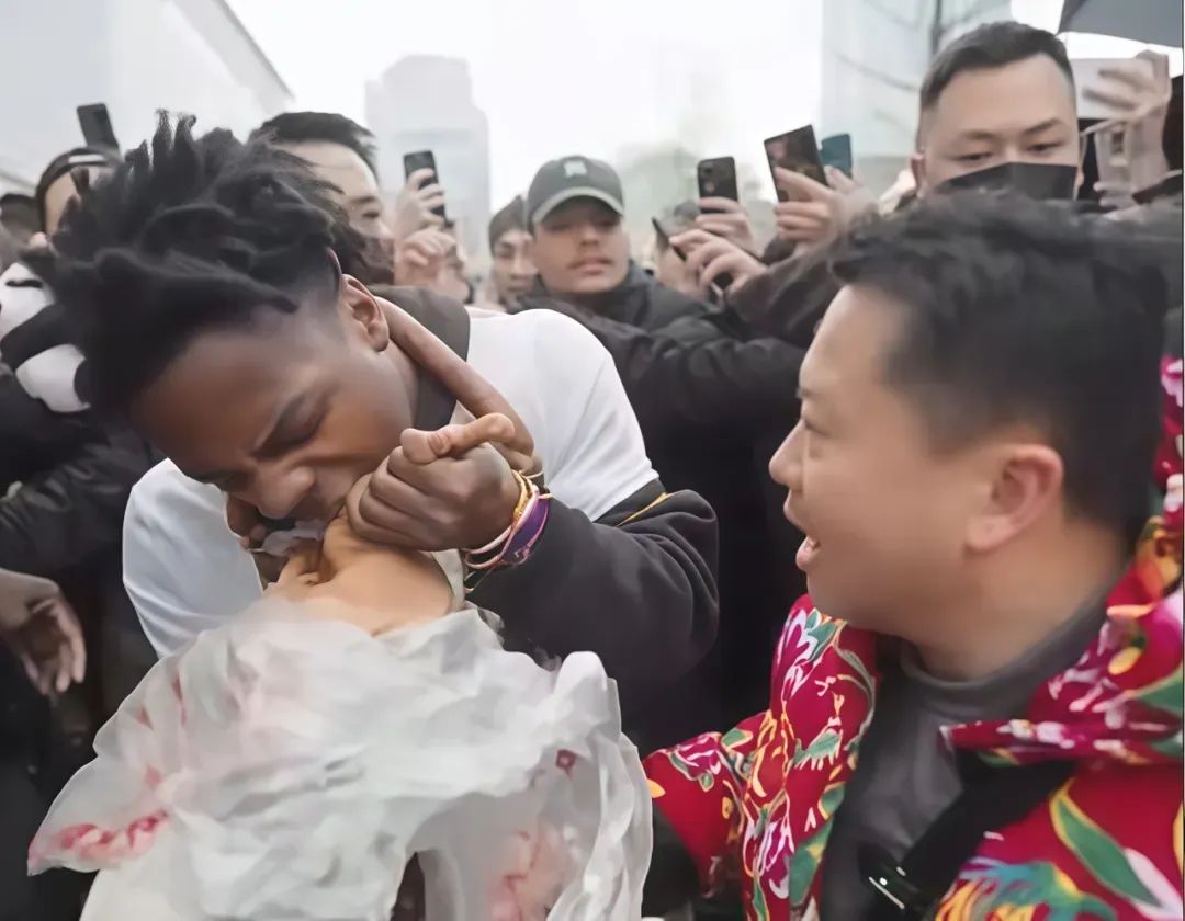 借 “甲亢哥” 东风，中国折扇意外走红 TikTok！