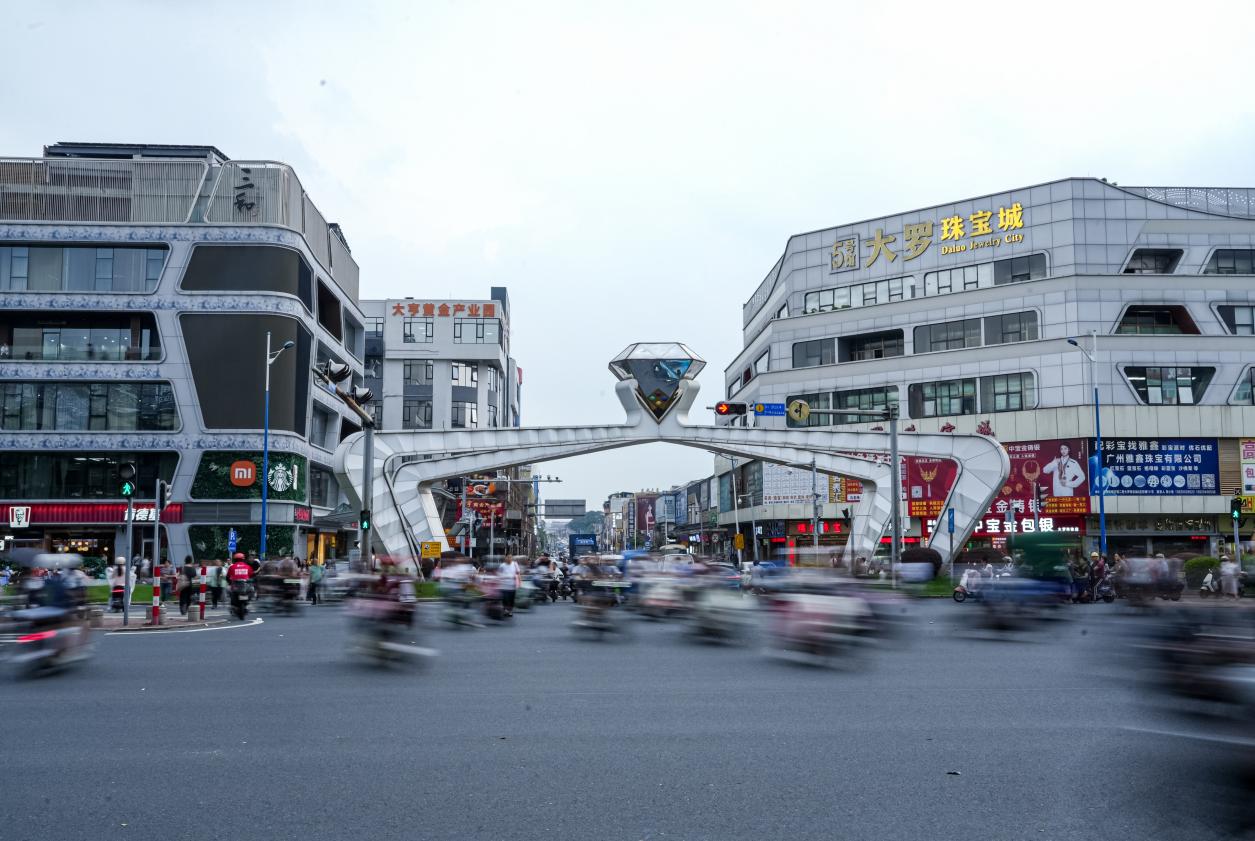 岭南珠宝出海记：“深巷”小镇从SHEIN起步，叩开全球时尚大门