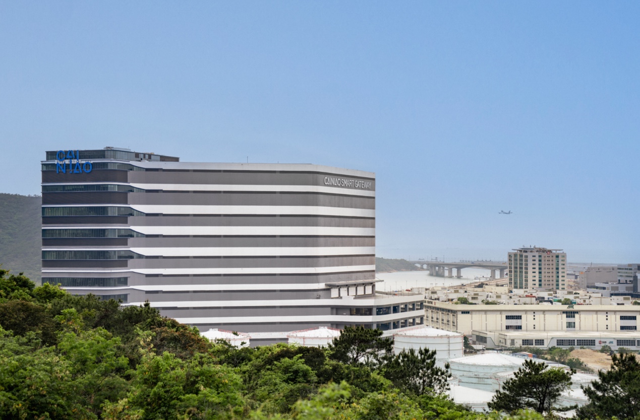 菜鸟香港eHub智慧航空货运中心上线超级机械臂，跨境小包处理80%自动化
