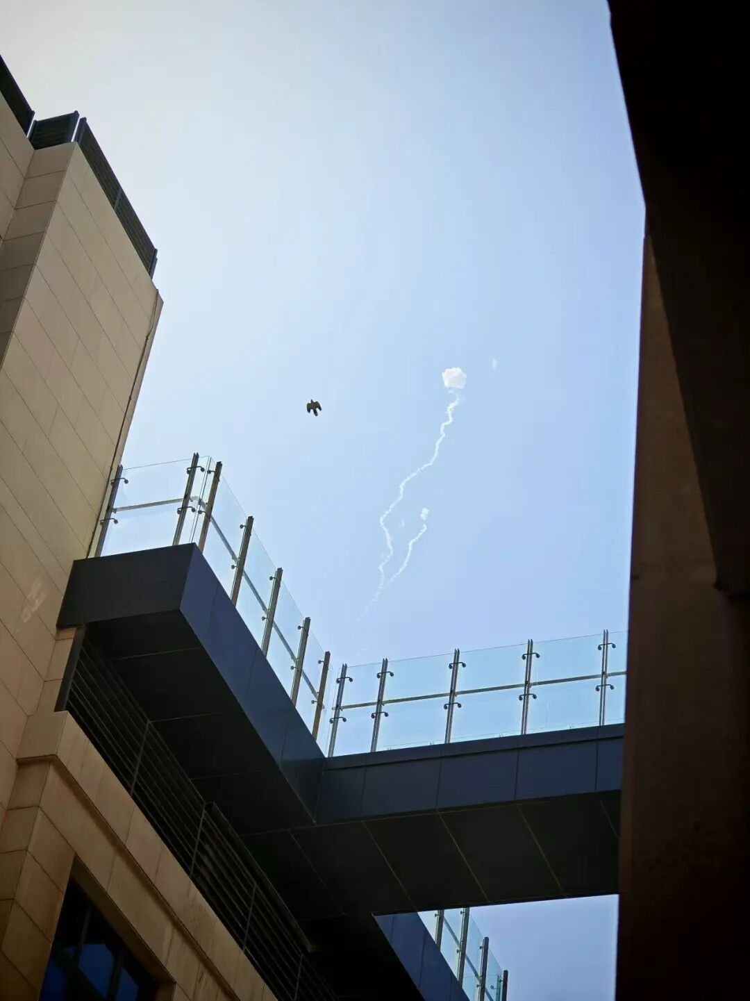 出海人亲历中东战火:“先别打了,我还有活要干!”