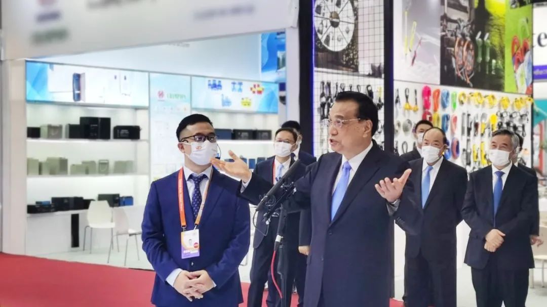 李克强总理走进纵腾集团广交会展位，听取纵腾总裁王钻汇报