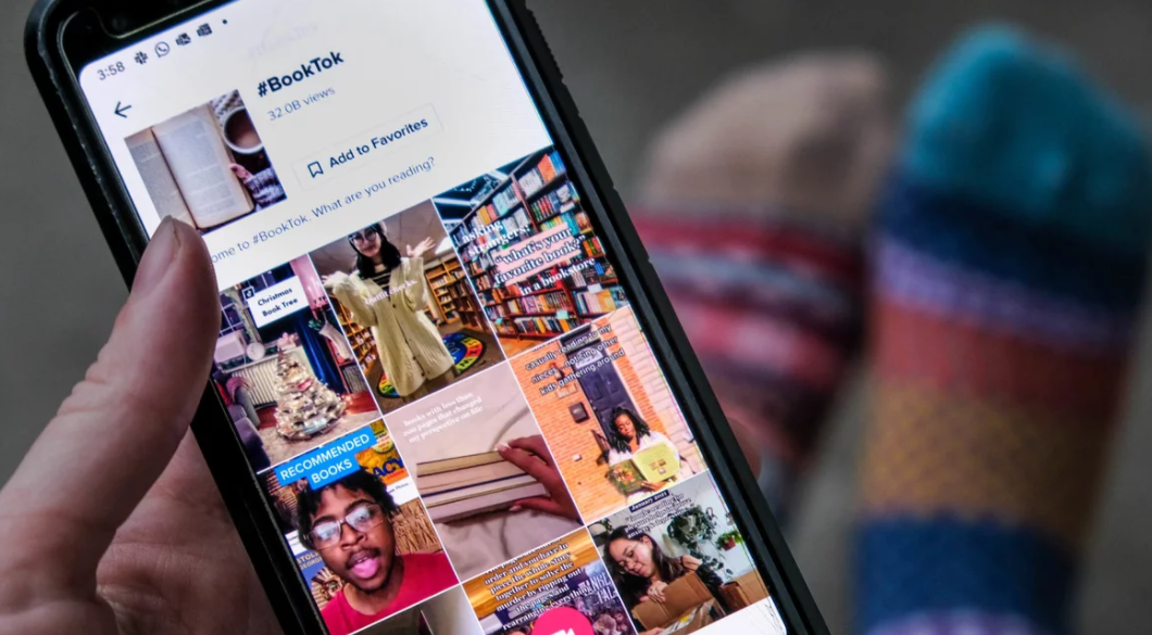 一夜之间爆火!在TikTok卖书,要懂得哭