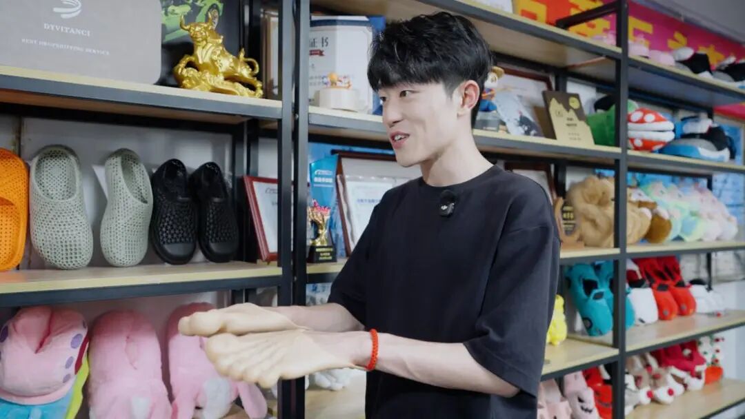晋江28岁小伙靠AI卖“丑拖鞋”身价千万