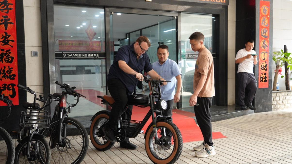 第133届广交会海外采购商快照④：阿里国际站海外买家组团打卡中国工厂