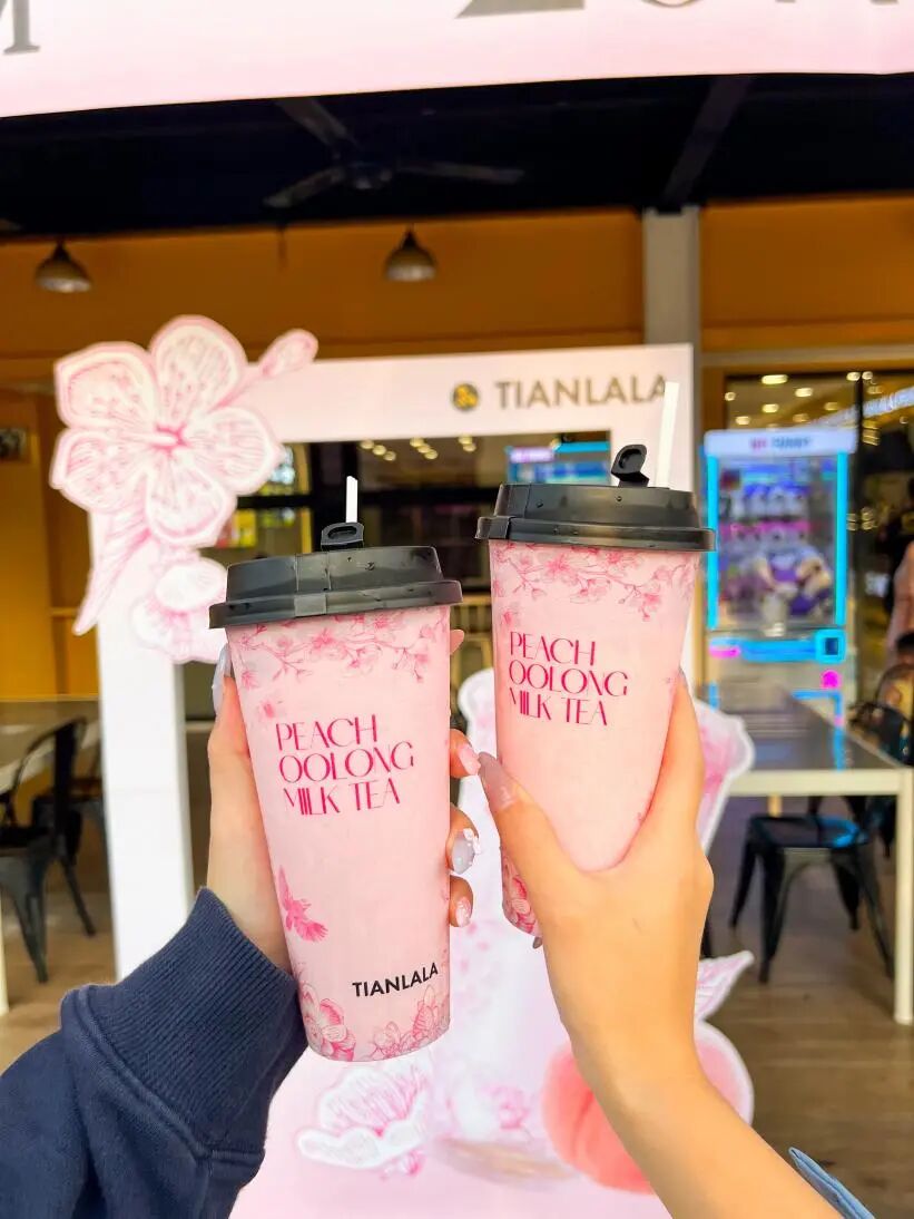 “秋天的第一杯奶茶”，流行到海外了