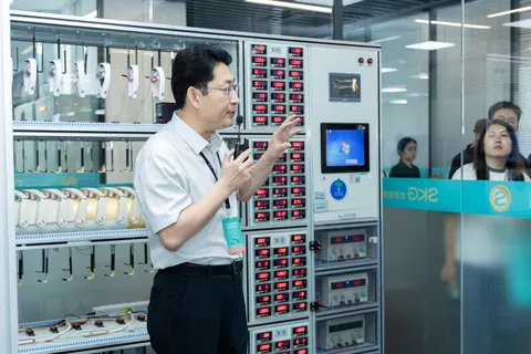 马斯克妈妈到访SKG制造基地，点赞新一代按摩科技