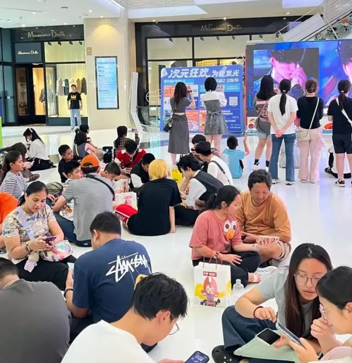 东南亚的直播间，挤满了开盲盒的女孩