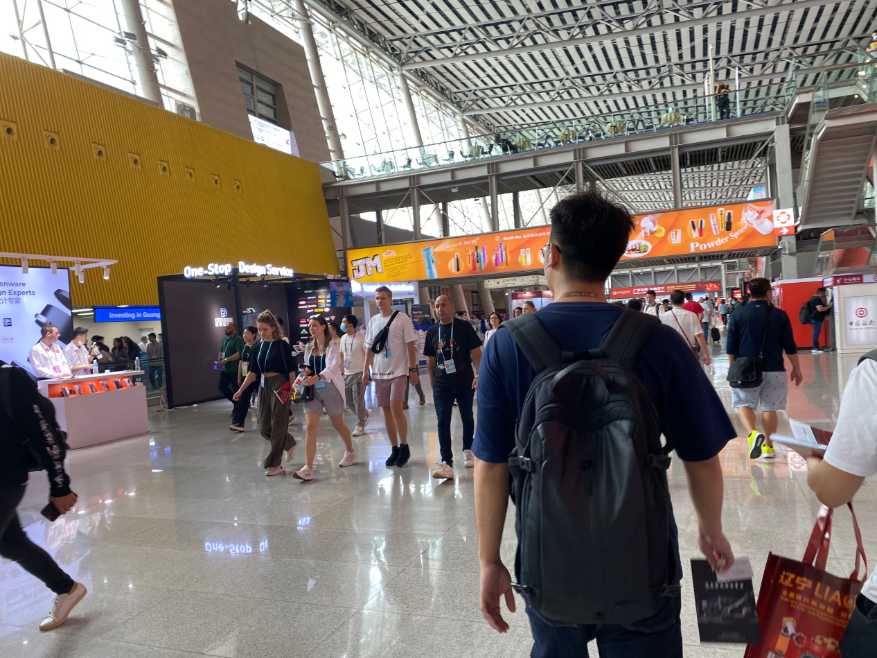 第133屆廣交會海外采購商快照⑤ ：帶翻譯訂貨，俄羅斯采購商激增
