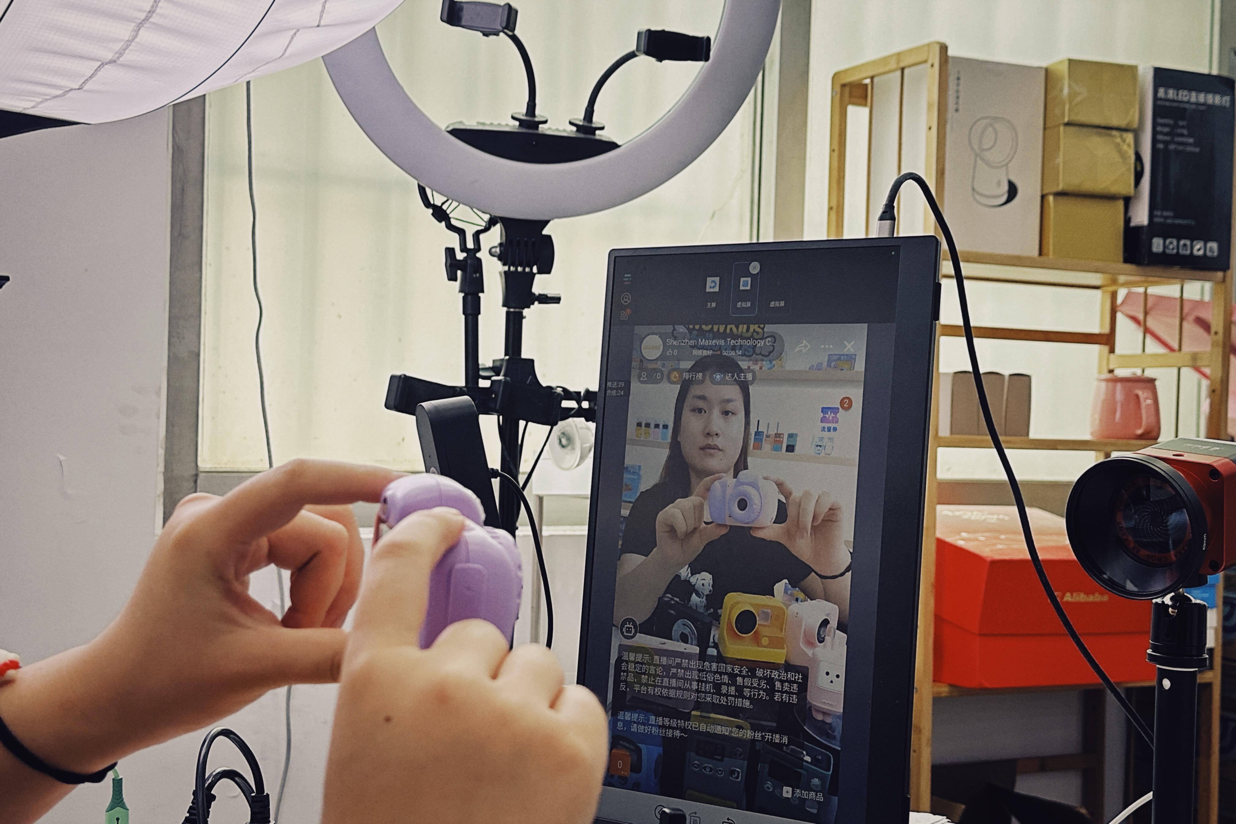 跨境直播火热：海外观看人数增长186%，阿里国际站涌现“工位直播”