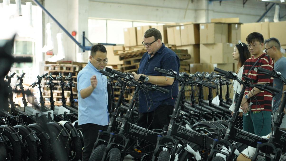 第133届广交会海外采购商快照④：阿里国际站海外买家组团打卡中国工厂